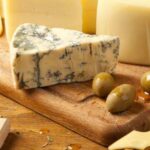 Специалисты рассказали, какой сыр и кому может нанести вред здоровью