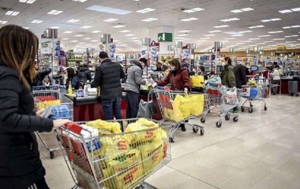 Карантин из-за коронавируса в Украине: в столичных супермаркетах большие очериди