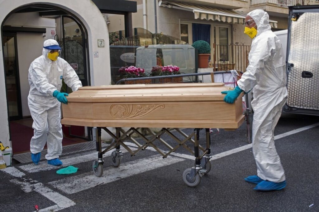 В Италии установлен очередной суточный рекорд смертности из-за коронавируса