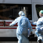 Испугались коронавируса: в Ровно медики бросили тело женщины в подъезде (ВИДЕО)
