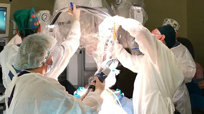 Во Львове сделали хирургическую операцию с использованием роботизированной системы Da Vinci
