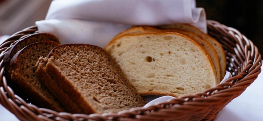 Чем отличаются черный и белый хлеб? И какой из них полезнее?