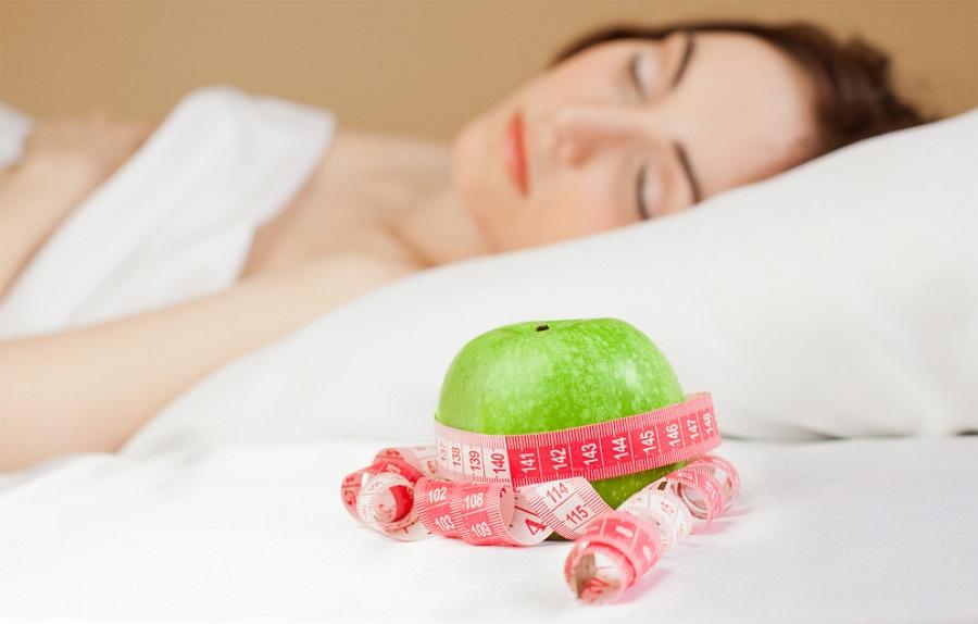 Эксперт назвал идеальный жиросжигатель для похудения во сне