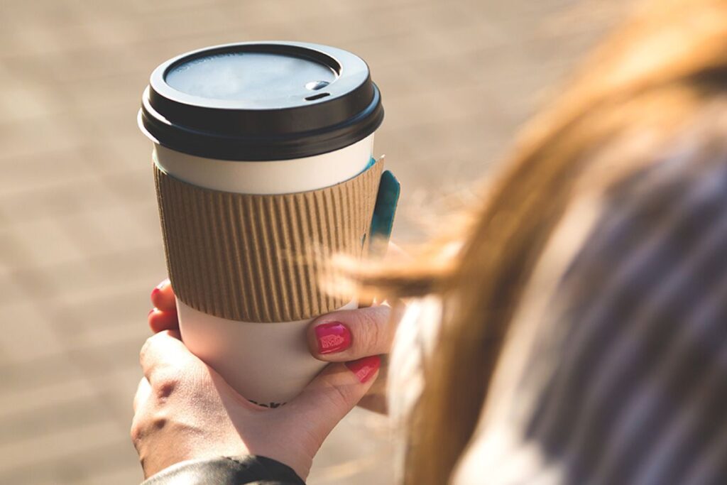 Чем опасен кофе в кофейнях летом: ответ медиков