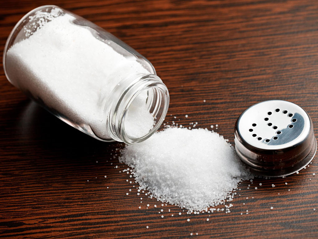 В чем опасность чрезмерного употребления соли