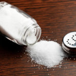 В чем опасность чрезмерного употребления соли