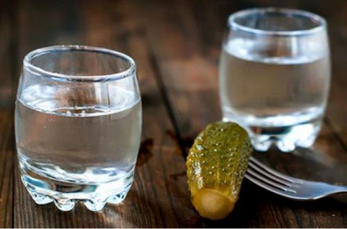 Неожиданное открытие медиков: оказывается водку не можно закусывать маринованными огурчиками