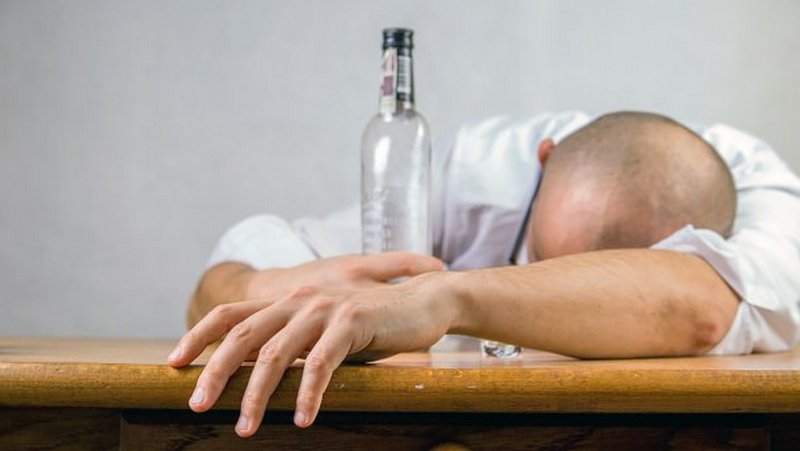 Исследования показали, в чем связь между любовью к алкоголю и размером мозга