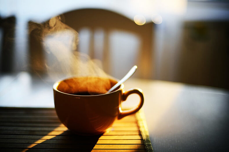 В чем состоит опасность утреннего кофе 
