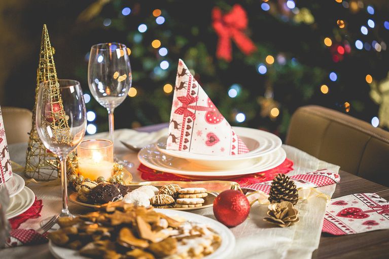 Диетологи назвали самые вредные продукты новогоднего стола