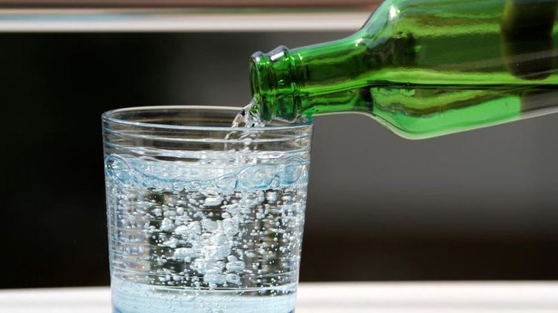 Кому врачи не советуют пить минеральную воду и почему