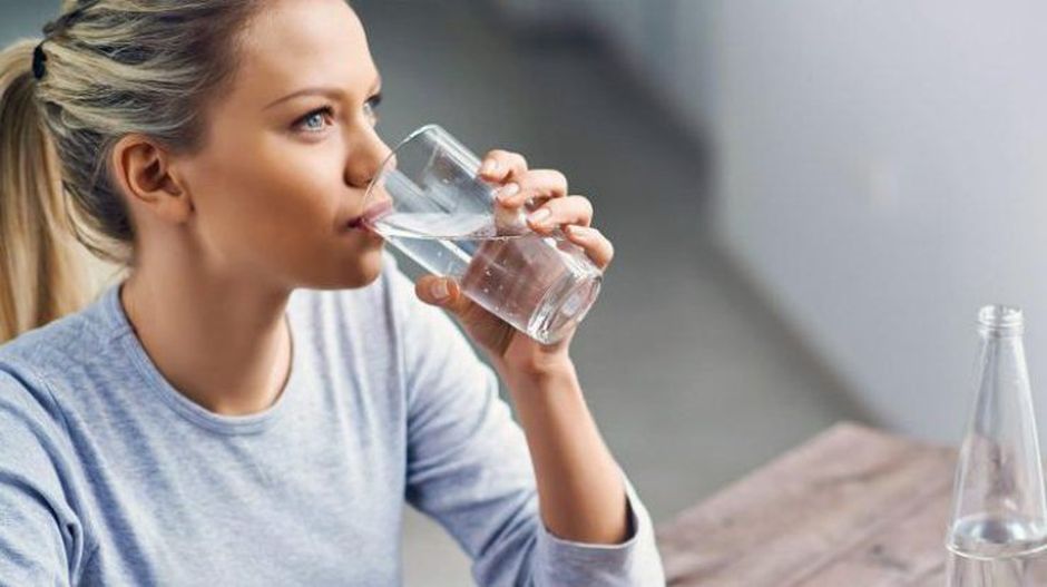 Почему не стоить пить много воды: совет от медиков