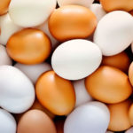 Эксперты ответили стоит ли мыть куриные яйца перед едой