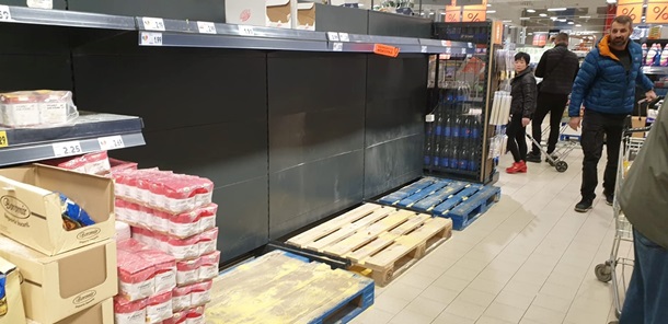 Полки румынских магазинов опустошают из-за коронавируса (ФОТО)