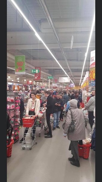 Полки румынских магазинов опустошают из-за коронавируса (ФОТО)