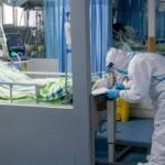 Журналист тайком пробрался в китайскую больницу и за пару минут заснял множество погибших от вируса (ВИДЕО)