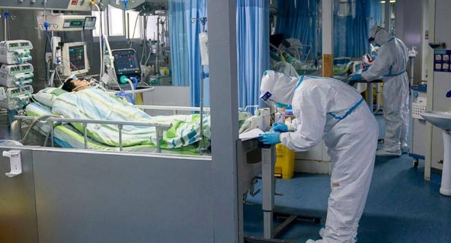Журналист тайком пробрался в китайскую больницу и за пару минут заснял множество погибших от вируса (ВИДЕО)