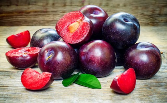 Медики назвали полезные фрукты, которыми можно заменить пирожные
