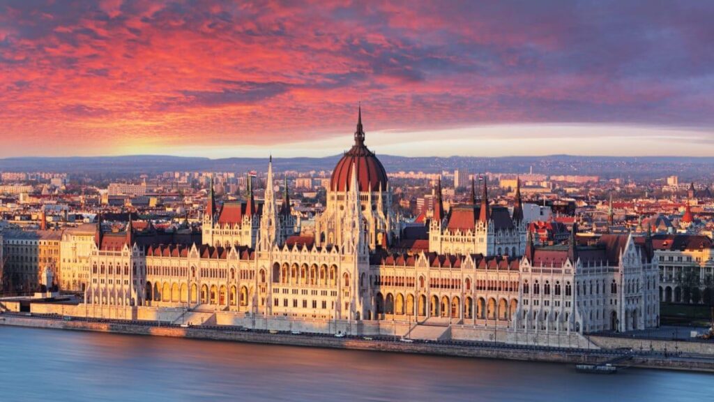 Венгрия вводит комендантский час