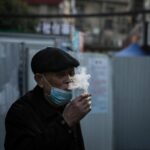 В Минздраве заявили, что коронавирус быстрее “выкашивает” курильщиков