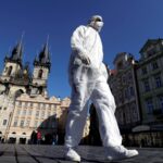 Немецкий врач раскритиковал запрет покидать дома из-за коронавируса