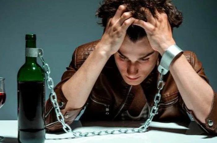 Злоупотребление алкоголем: 9 сигналов, что вы слишком много пьете