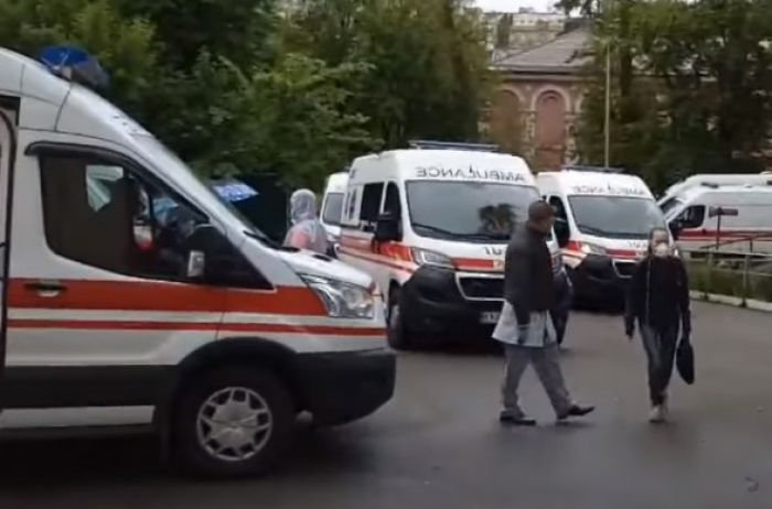 В больнице не справляются с приемом зараженных COVID: в Киеве собралась очередь из «скорых»