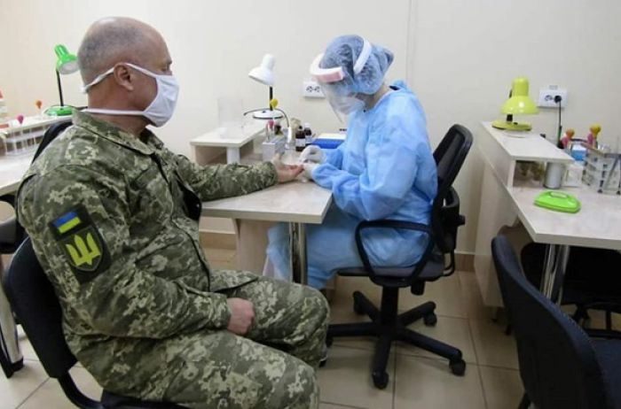 Коронавирус продолжает косить военных ВСУ: за сутки заразились 25 человек