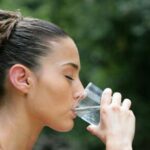 Как правильно пить воду в жару