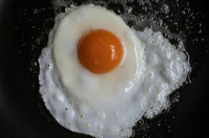 Врачи рассказали о том, полезны или вредны жареные яйца