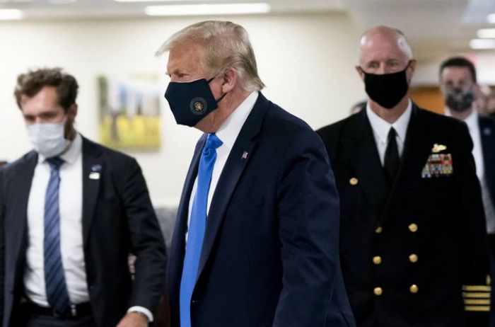 Пандемия заставила: Трамп впервые надел маску (ВИДЕО)