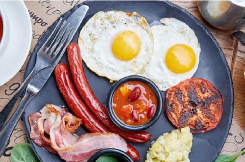 Медики объяснили, почему нельзя поздно завтракать