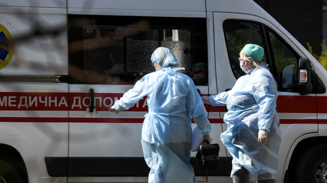Испугались коронавируса: в Ровно медики бросили тело женщины в подъезде (ВИДЕО)