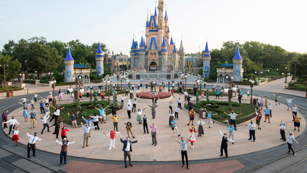 Disney из-за коронавируса обирается уволить 28 тыс. сотрудников парков развлечений в США