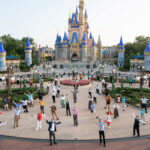 Disney из-за коронавируса обирается уволить 28 тыс. сотрудников парков развлечений в США