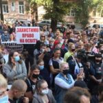 В Черновцах люди протестуют против закрытия школ и садиков на карантин