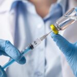 Лондон заказал миллионы доз вакцины против COVID-19 у AstraZeneca еще до ее одобрения