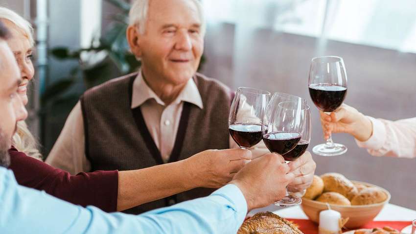 В чем состоит польза алкоголя для пожилых людей