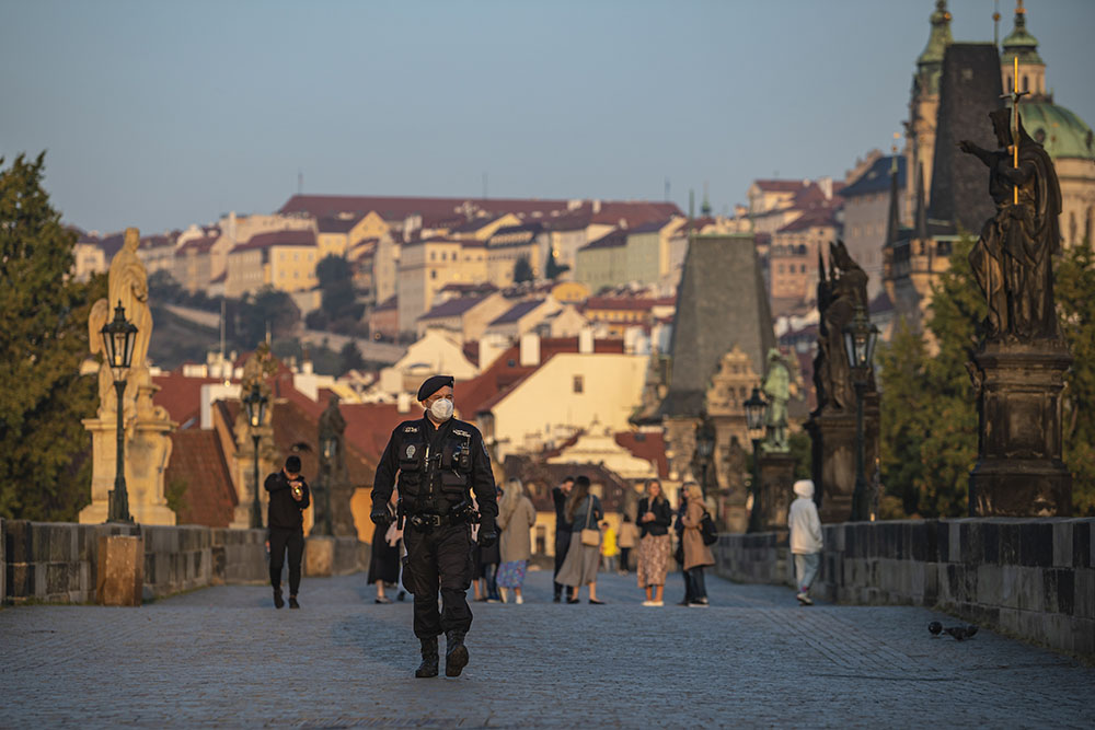 Власти Чехии рассматривают возможность возвращения к режиму изоляции из-за COVID-19