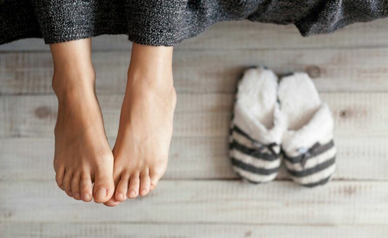 Невролог назвал болезни, о которых предупреждают холодные ноги