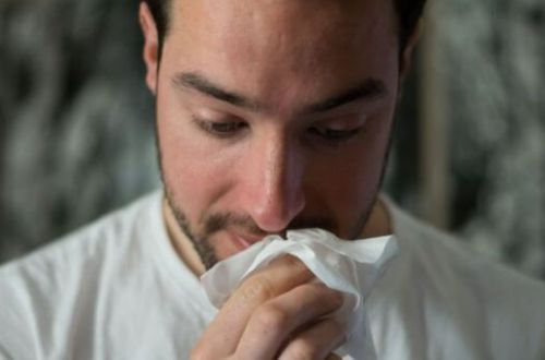 Почему нельзя чихать с закрытым ртом: врачи все объяснили