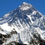 Власти Непала вновь вводят запрет подниматься на Эверест