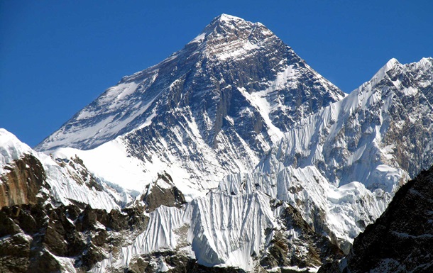Власти Непала вновь вводят запрет подниматься на Эверест