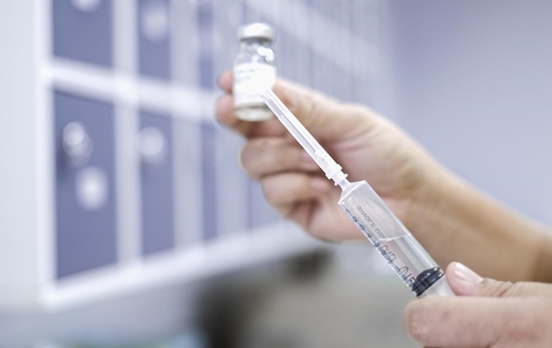 AstraZeneca возобновляет роботу над испытанием вакцины от COVID