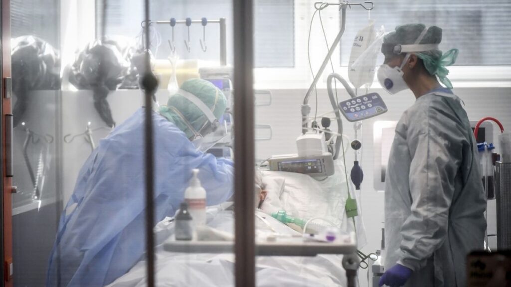 В Украине заняты более 67% коек для больных на коронавирус