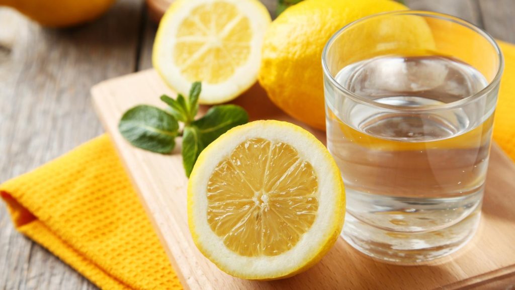 5 причин каждое утро пить теплую воду с лимоном
