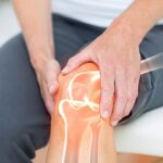 Почему болят колени: причины и способы лечения