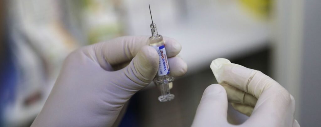 Китайская компания сделал прививки своей вакцины почти миллиону человек, и побочных эффектов не обнаружили