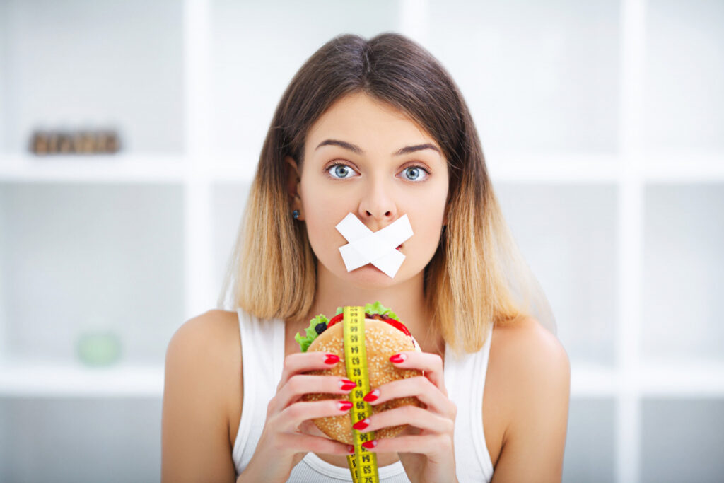 Диетолог назвала самые вредные пищевые привычки у женщин