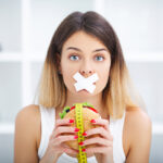 Диетолог назвала самые вредные пищевые привычки у женщин